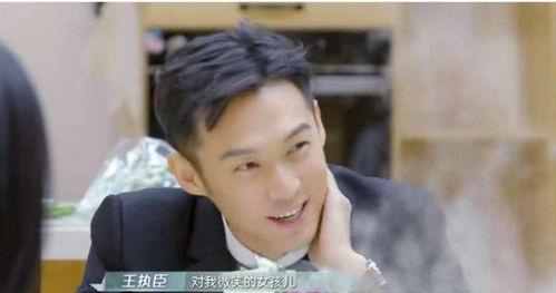 大师姐忙着吃瓜,美食与八卦齐飞